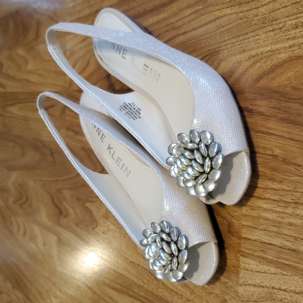 Anne Klein Akliza Pewter Sparkle Ivory Silver Peep Toe Sling Back Low Heel 7M